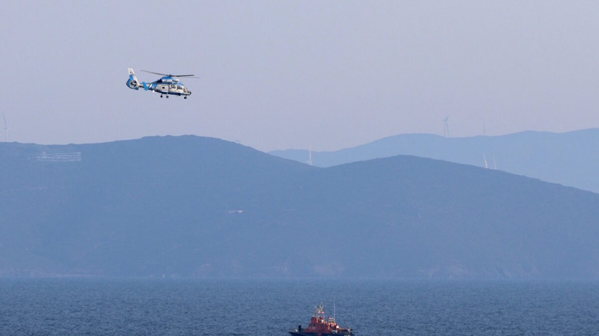Ελικόπτερο και σκάφος του Λιμενικού Σώματος στην περιοχή όπου σημειώθηκε το πολύνεκρο περιστατικό ανοικτά της Χίου
