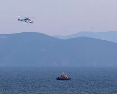 Ελικόπτερο και σκάφος του Λιμενικού Σώματος στην περιοχή όπου σημειώθηκε το πολύνεκρο περιστατικό ανοικτά της Χίου