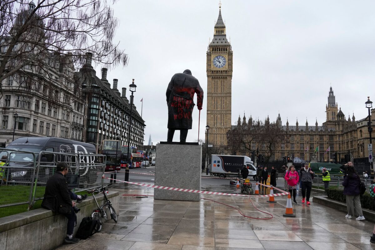 Στο άγαλμα του Γουίνστον Τσόρτσιλ έγραψαν «Σιωνιστής εγκληματίας πολέμου» στην μπροστινή όψη και «Ποτέ ξανά τώρα» στην πίσω όψη, καθώς και τις φράσεις «Ελευθερώστε την Παλαιστίνη» και «Σταματήστε τη γενοκτονία»