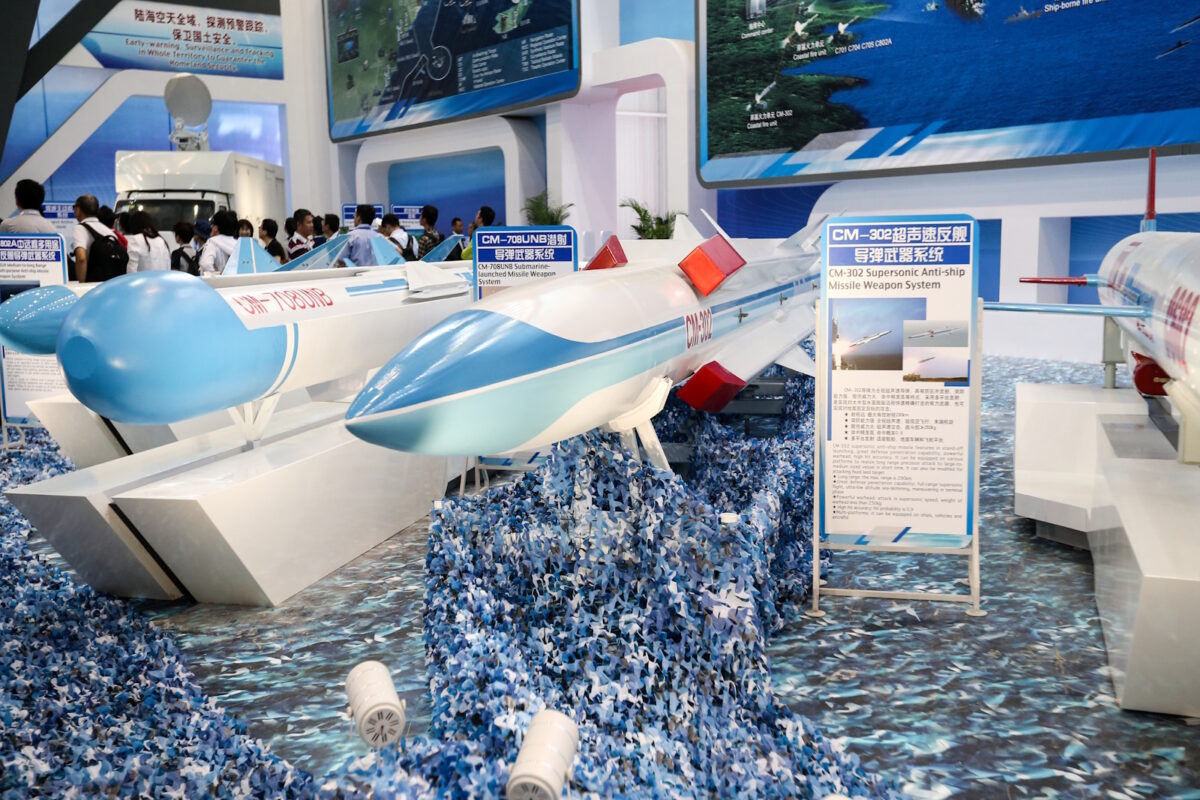Πύραυλος τύπου CM-302 σε αμυντική έκθεση της Κίνας