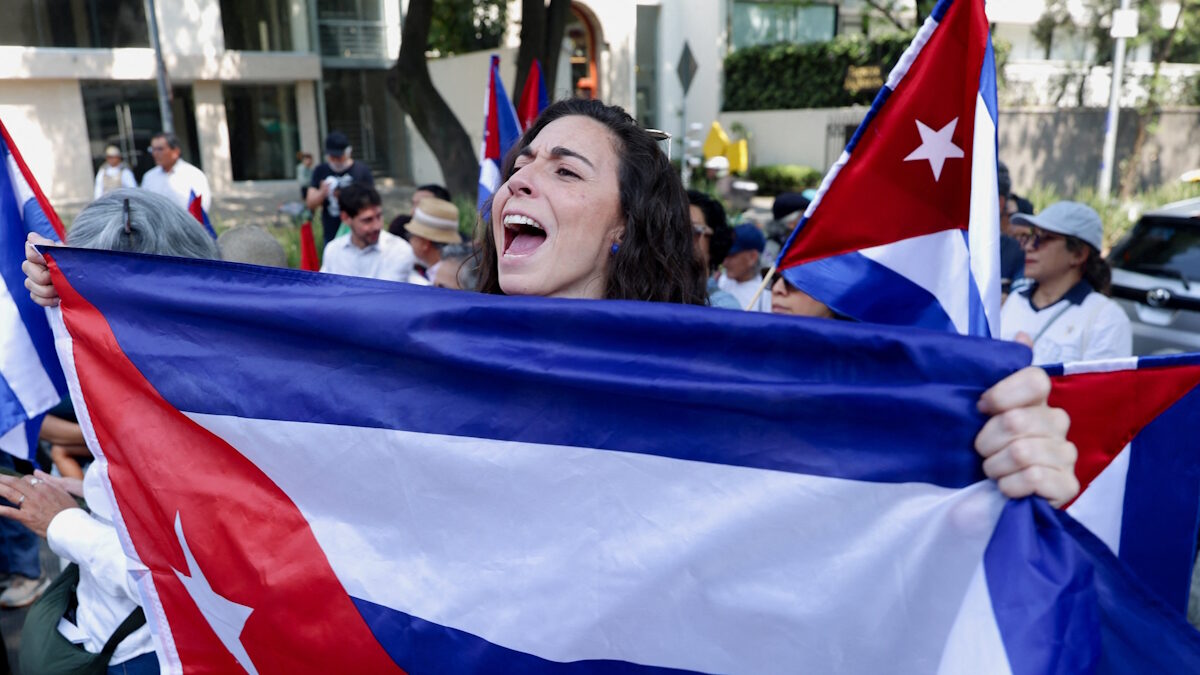 Διαδηλωτές με σημαίες της Κούβας