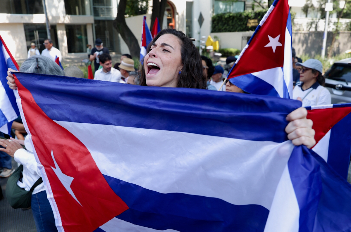 Διαδηλωτές με σημαίες της Κούβας