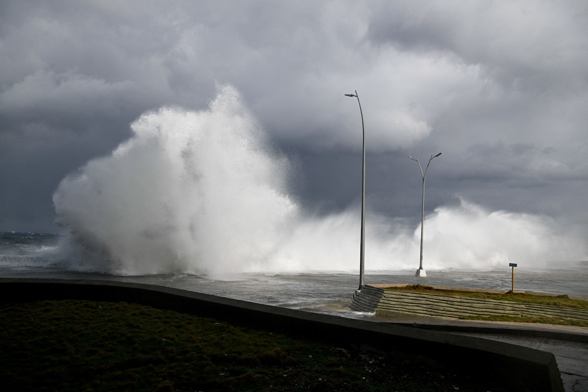 Ένα κύμα σκάει στην παραλιακή λεωφόρο Malecon στην Αβάνα