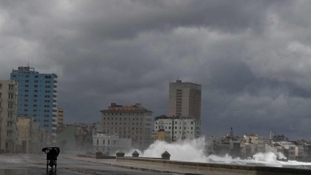 Κύματα σκάνε στην παραλιακή λεωφόρο Malecon στην Αβάνα
