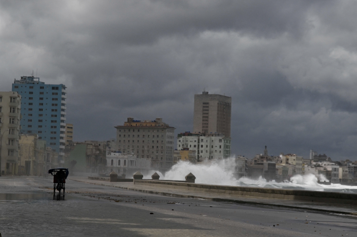 Κύματα σκάνε στην παραλιακή λεωφόρο Malecon στην Αβάνα