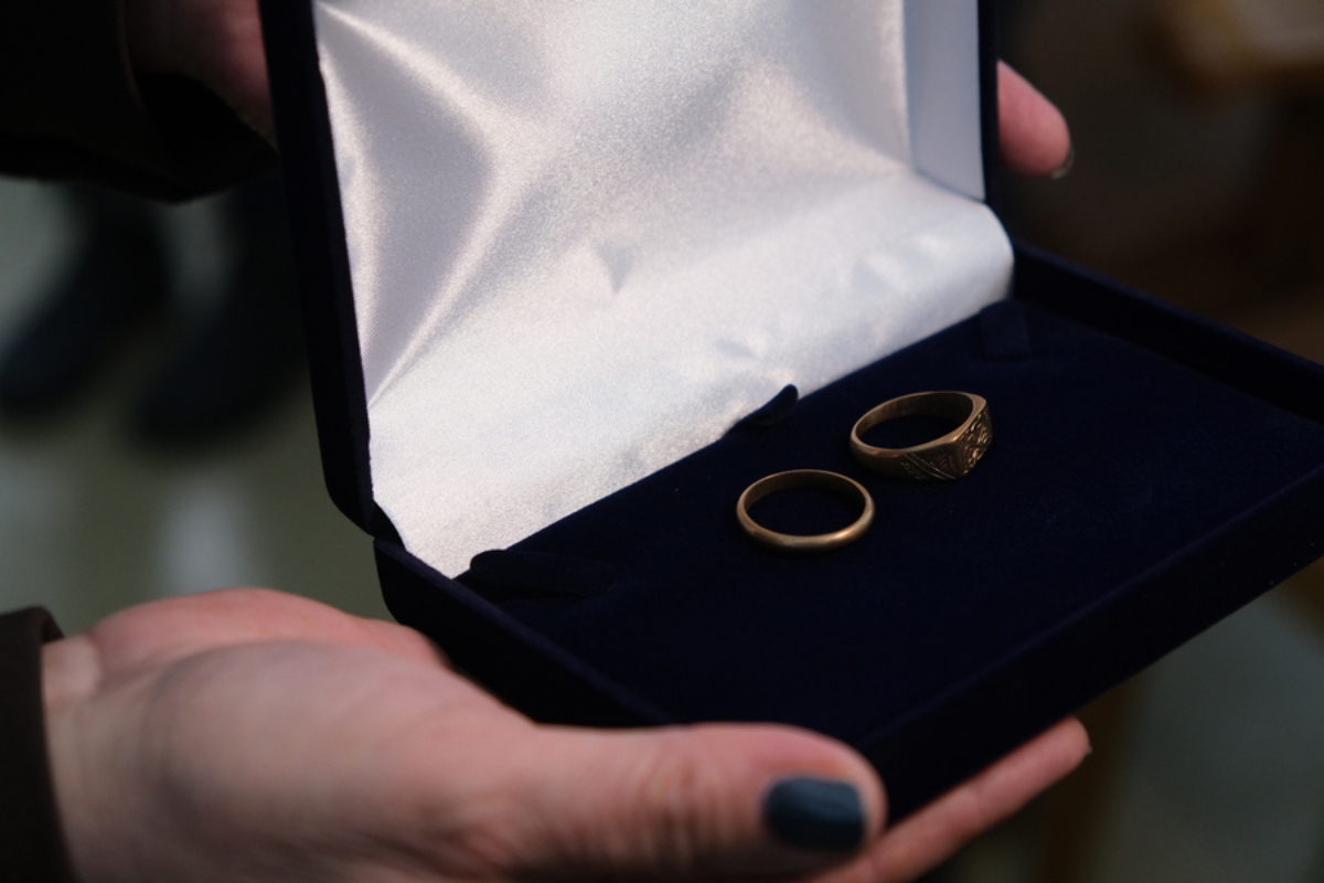 Δαχτυλίδια κρατουμένου σε γερμανικό στρατόπεδο συγκέντρωσης, παραδίδονται στους κληρονόμους του