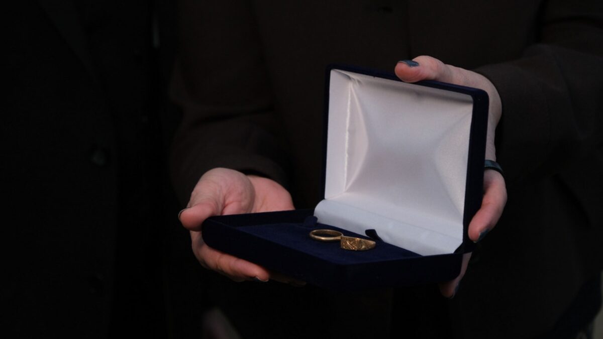 Δαχτυλίδια κρατουμένου σε γερμανικό στρατόπεδο συγκέντρωσης, παραδίδονται στους κληρονόμους του