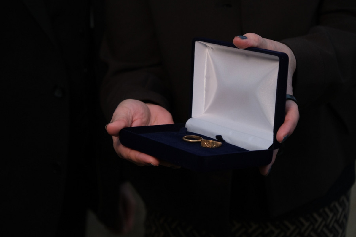 Δαχτυλίδια κρατουμένου σε γερμανικό στρατόπεδο συγκέντρωσης, παραδίδονται στους κληρονόμους του