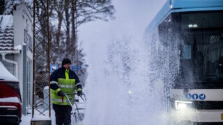 Άνδρας καθαρίζει το χιόνι στο Άαλμποργκ της Δανίας