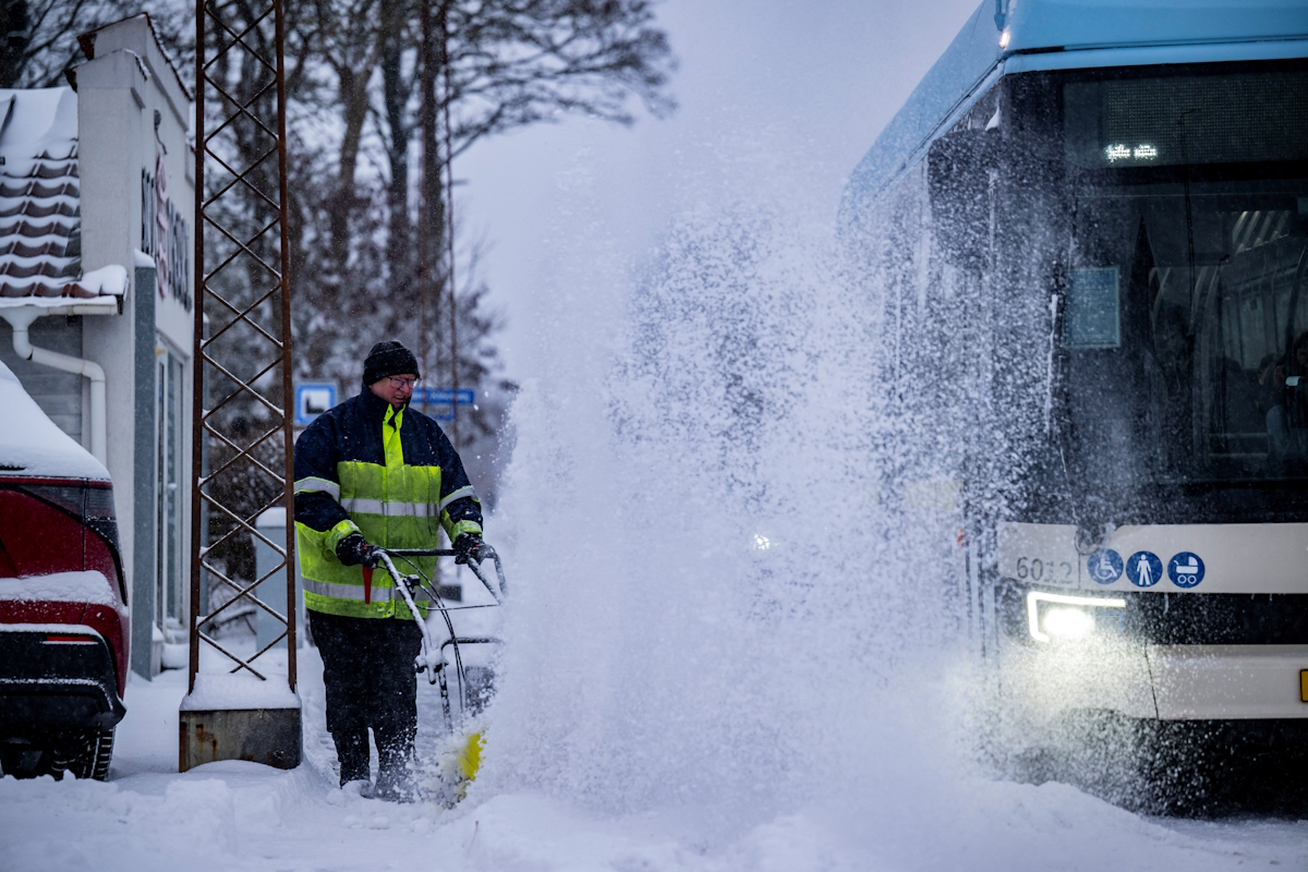 Άνδρας καθαρίζει το χιόνι στο Άαλμποργκ της Δανίας