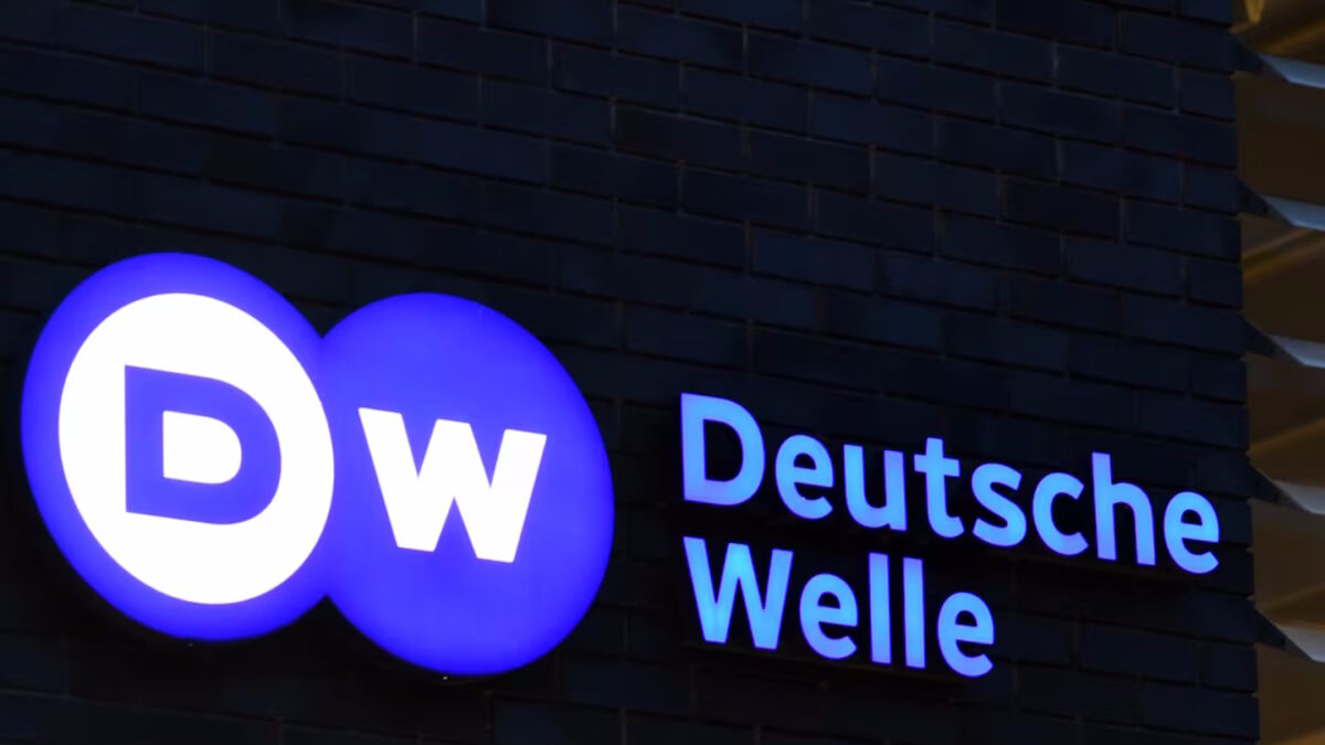 Το λογότυπο της Deutsche Welle έξω από τα κεντρικά γραφεία της στο Βερολίνο