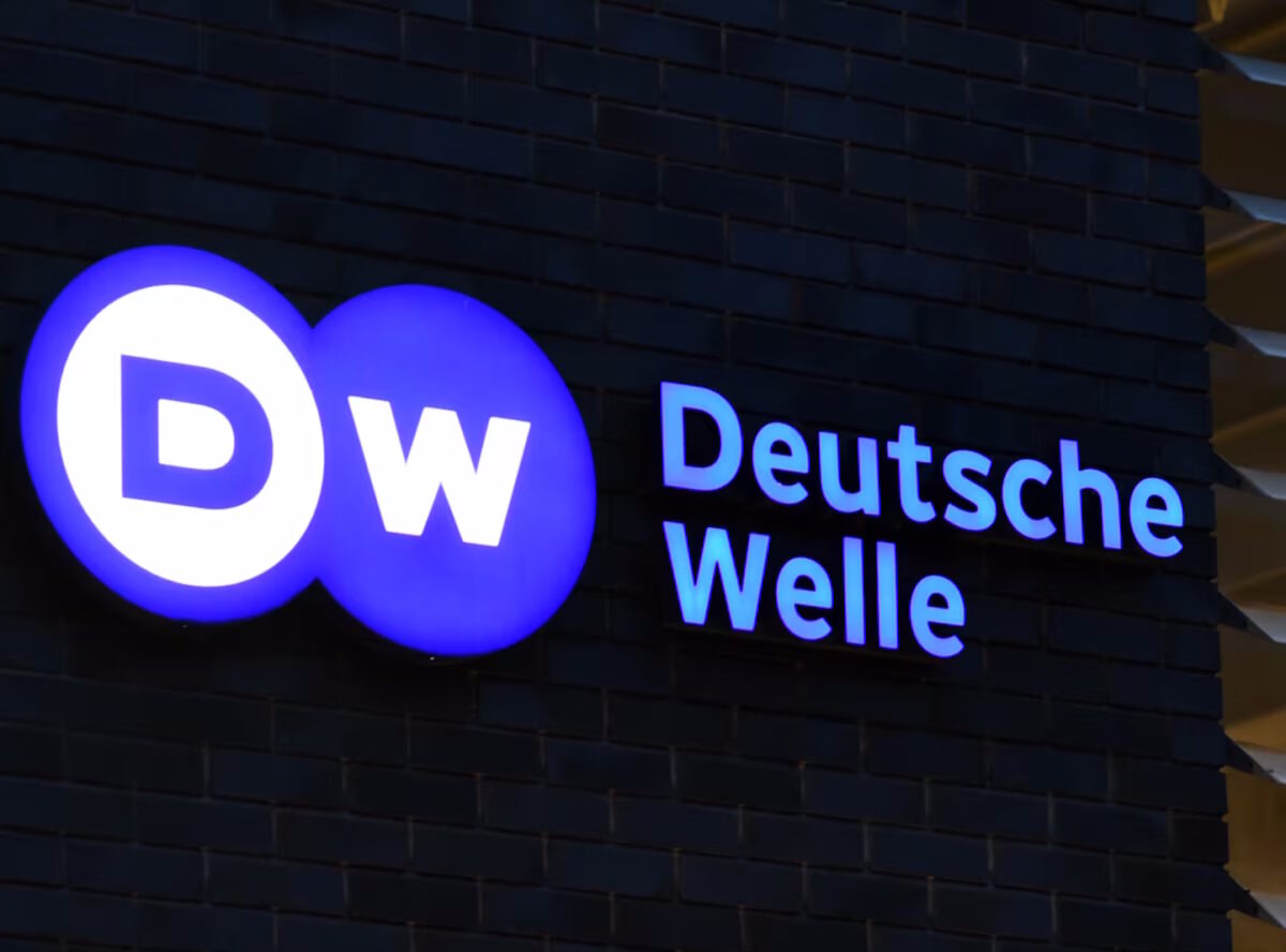 Το λογότυπο της Deutsche Welle έξω από τα κεντρικά γραφεία της στο Βερολίνο