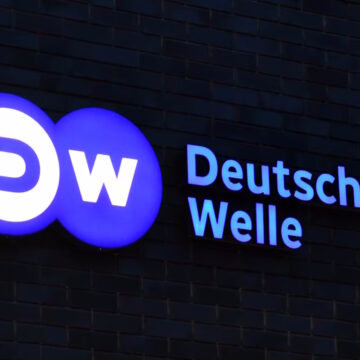 Το λογότυπο της Deutsche Welle έξω από τα κεντρικά γραφεία της στο Βερολίνο
