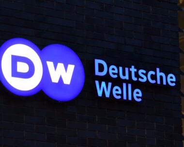 Το λογότυπο της Deutsche Welle έξω από τα κεντρικά γραφεία της στο Βερολίνο