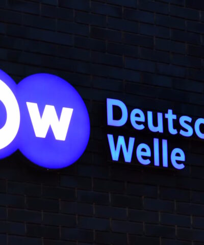 Το λογότυπο της Deutsche Welle έξω από τα κεντρικά γραφεία της στο Βερολίνο