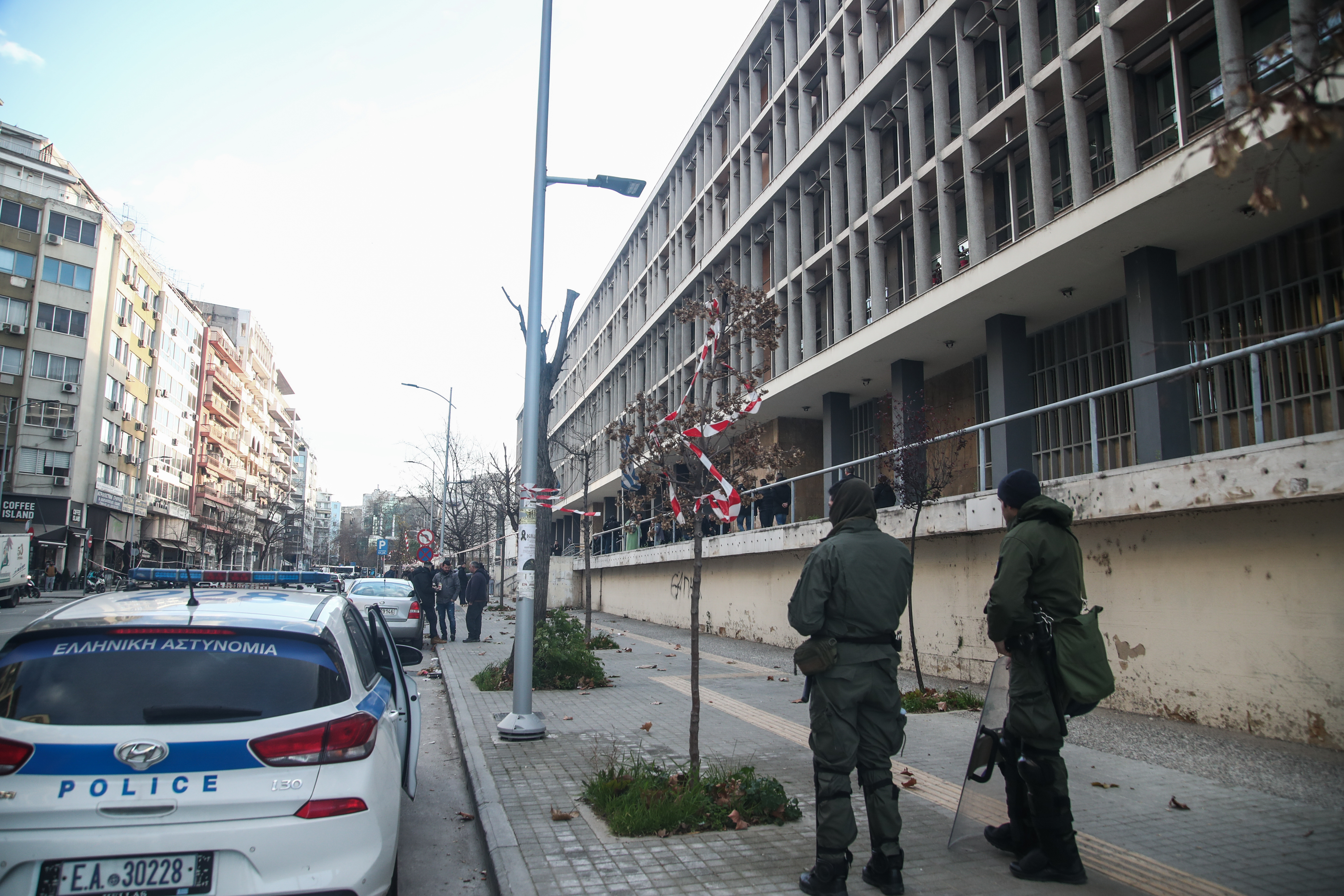 Θεσσαλονίκη: Ποινική δίωξη στους δύο ανήλικους που έδειραν 17χρονο συμμαθητή τους έξω από σχολείο