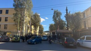 Απόδραση κρατουμένου από τα δικαστήρια της Ευελπίδων – Έφυγε ανενόχλητος από την πίσω πλευρά