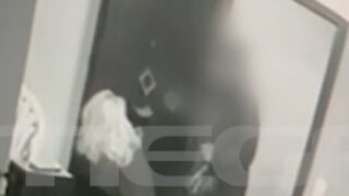Βίντεο – ντοκουμέντο: Ο 64χρονος που προσπάθησε να κακοποιήσει σεξουαλικά 25χρονη ΑμεΑ στην Κυψέλη, χτυπά ανελέητα τη μητέρα της