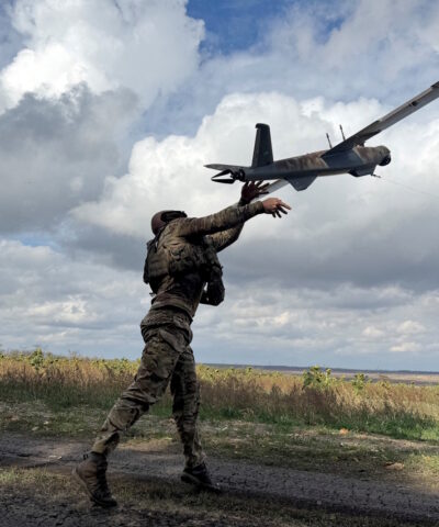 Ουκρανός στρατιώτης αναπτύσσει drone