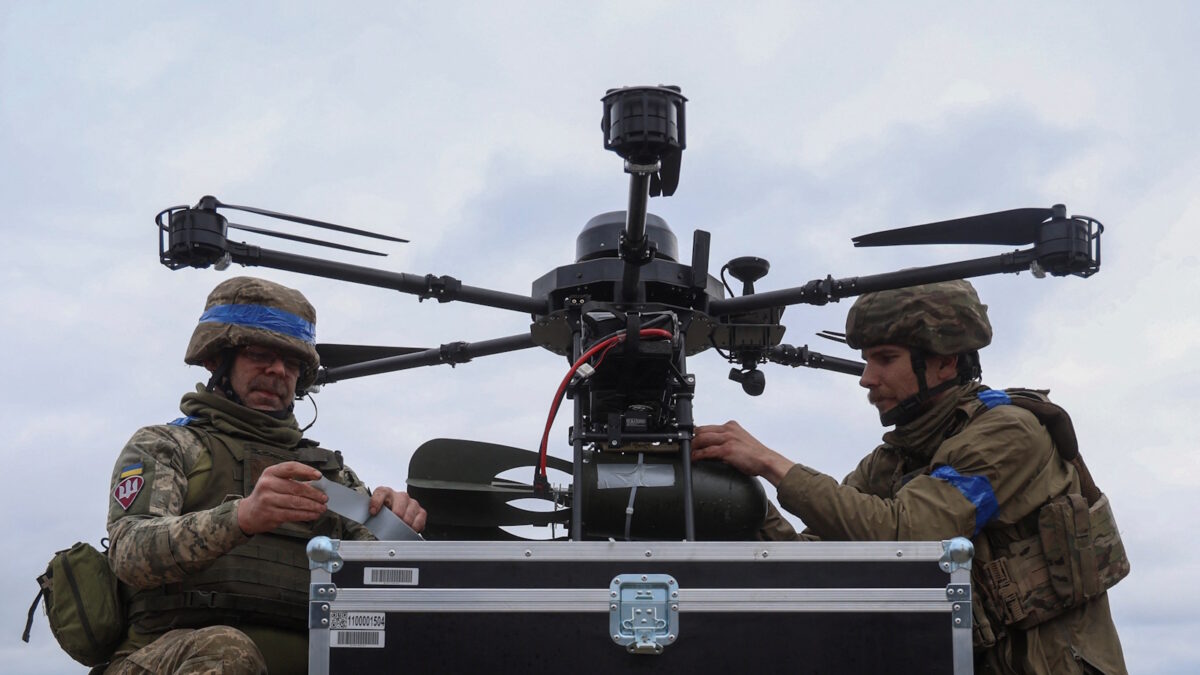 Ουκρανοί στρατιώτες προετοιμάζουν drone για επίθεση