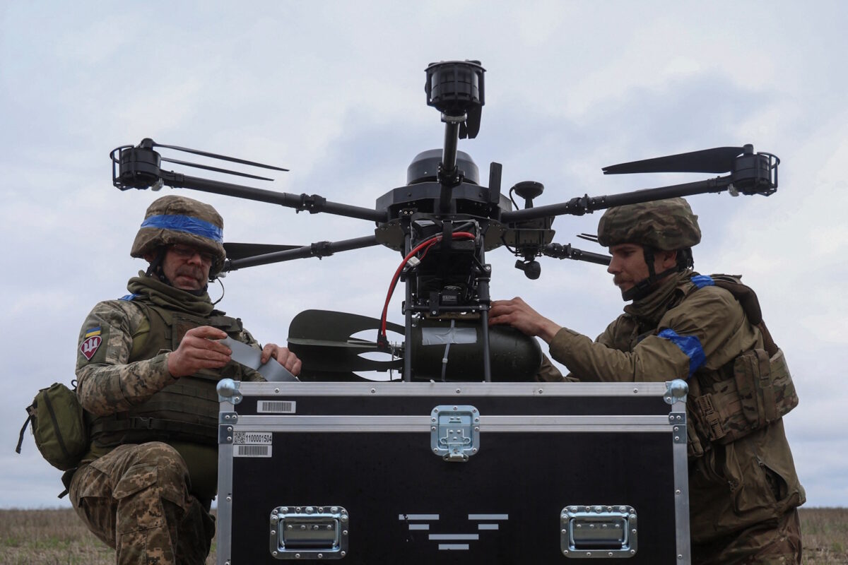 Ουκρανοί στρατιώτες προετοιμάζουν drone για επίθεση