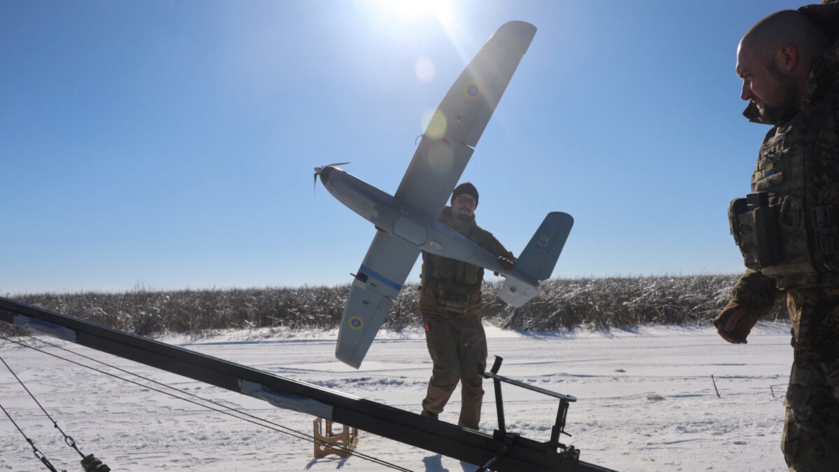 Ουκρανός στρατιώτης εκτοξεύει drone μεγάλης εμβέλειας