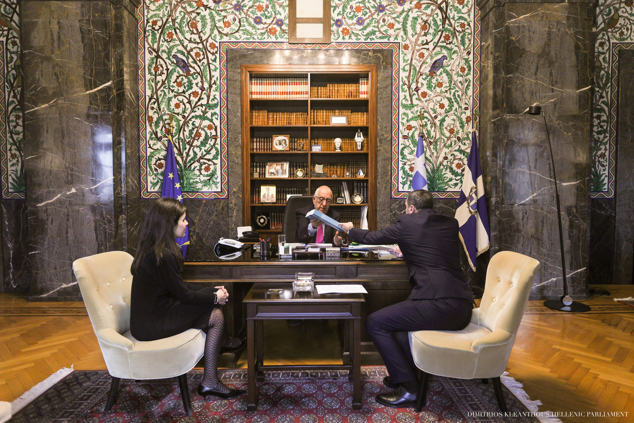 Παράδοση του πορίσματος από το προεδρείο της εξεταστικής για τον ΟΠΕΚΕΠΕ στον πρόεδρο της Βουλής, Νικήτα Κακλαμάνη (Πηγή φωτογραφίας: ΔΗΜΗΤΡΙΟΣ ΚΛΕΑΝΘΟΥΣ