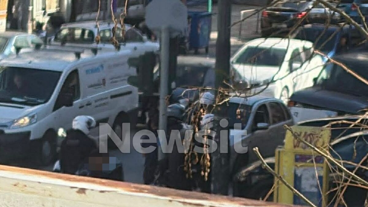 Η στιγμή που συλλαμβάνονται οι δυο οδηγοί μετά το επεισόδιο στο κέντρο της Αθήνας