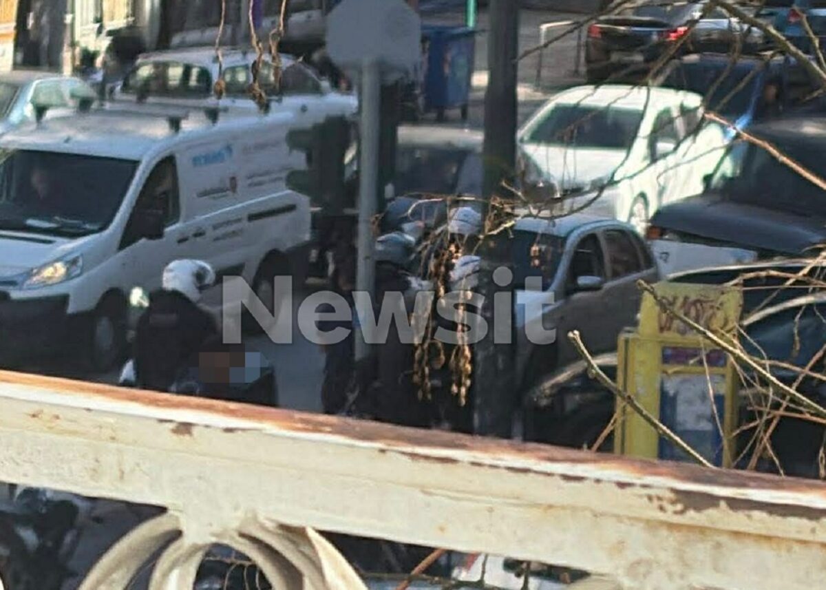 Η στιγμή που συλλαμβάνονται οι δυο οδηγοί μετά το επεισόδιο στο κέντρο της Αθήνας