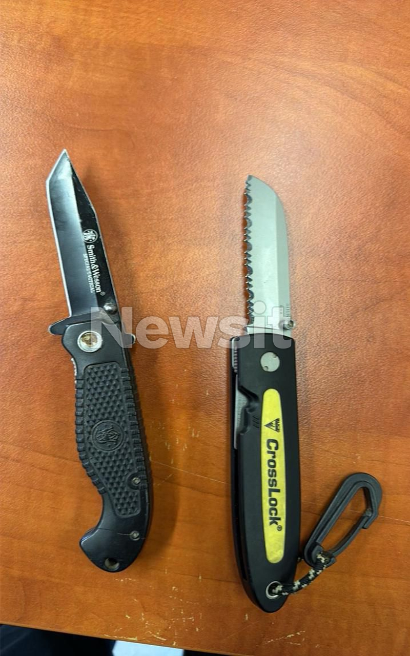 Τα δύο μαχαίρια που είχε στην κατοχή του ο 70χρονος