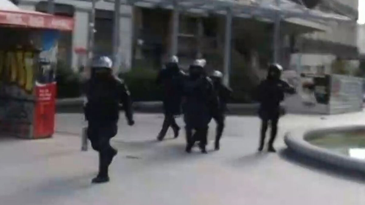 Η στιγμή που ο εικονολήπτης του Mega δέχεται επίθεση