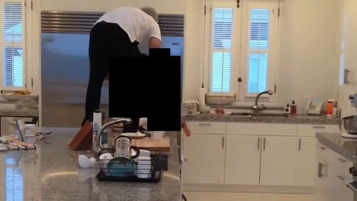 Νέο βίντεο δείχνει τον Τζέφρι Επστάιν να κυνηγά νεαρά κορίτσια μέσα στην κουζίνα του σπιτιού του στο ιδιωτικό νησί του