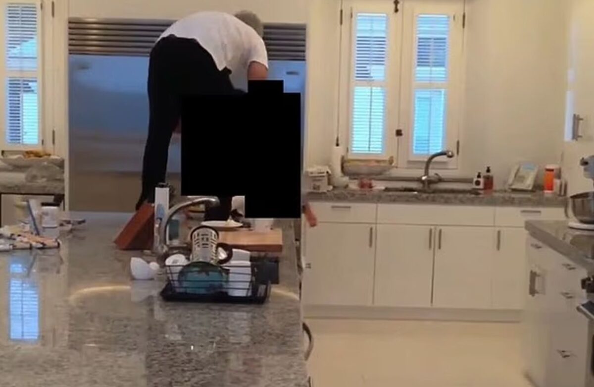 Νέο βίντεο δείχνει τον Τζέφρι Επστάιν να κυνηγά νεαρά κορίτσια μέσα στην κουζίνα του σπιτιού του στο ιδιωτικό νησί του