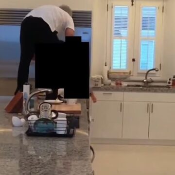 Νέο βίντεο δείχνει τον Τζέφρι Επστάιν να κυνηγά νεαρά κορίτσια μέσα στην κουζίνα του σπιτιού του στο ιδιωτικό νησί του