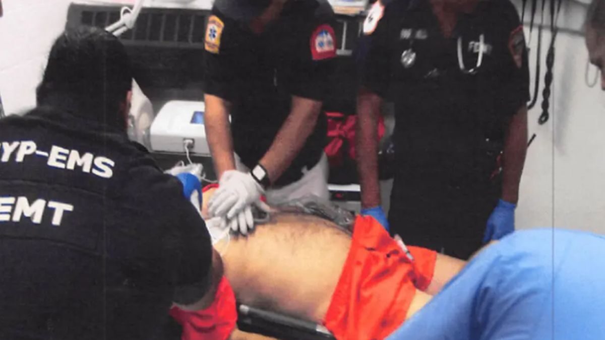 Οι γιατροί επειγόντων περιστατικών εκτελούν ΚΑΡΠΑ στον Επστάιν αφότου βρέθηκε κρεμασμένος στο κελί του