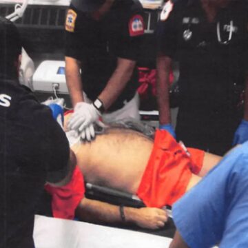 Οι γιατροί επειγόντων περιστατικών εκτελούν ΚΑΡΠΑ στον Επστάιν αφότου βρέθηκε κρεμασμένος στο κελί του