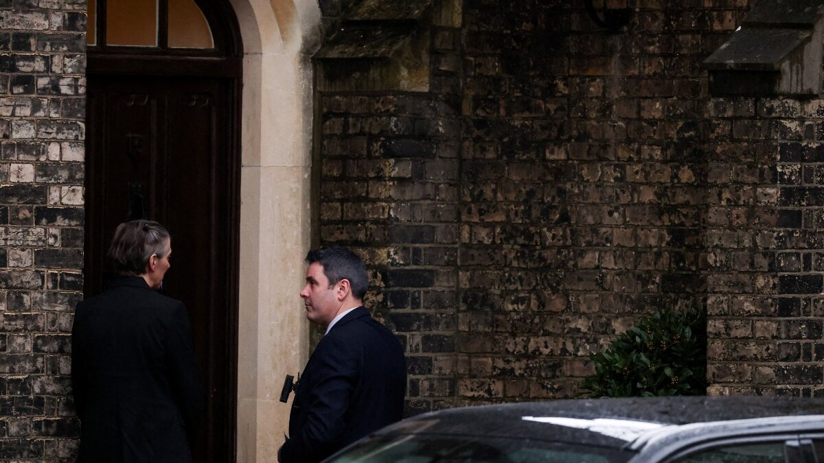 Οι έρευνες στα σπίτια του Μάντελσον