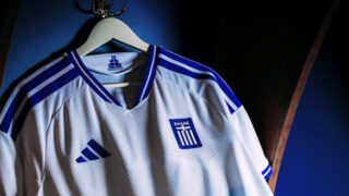 Εθνική ποδοσφαίρου: Εντυπωσιάζει η νέα φανέλα της «γαλανόλευκης», με το «πειρατικό» να δεσπόζει στον γιακά