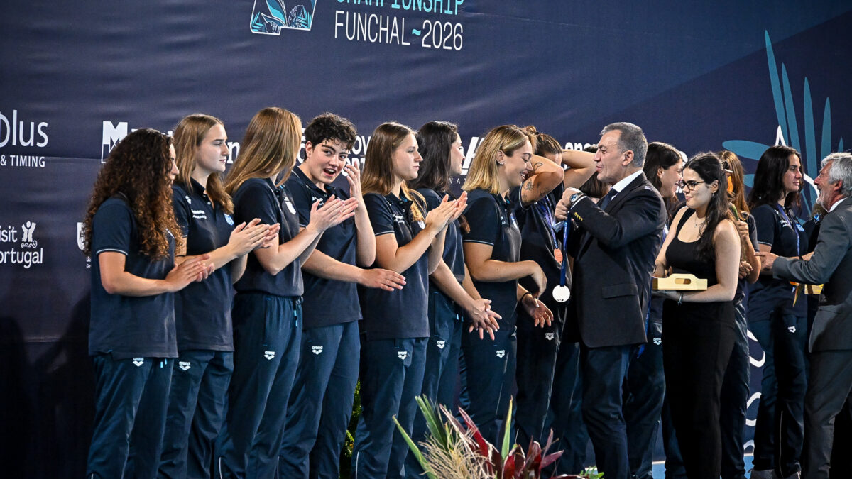 Η απονομή του χάλκινου μεταλλίου στην Εθνική πόλο των γυναικών