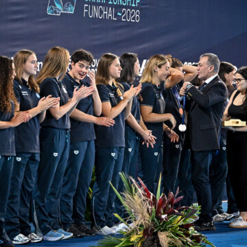 Η απονομή του χάλκινου μεταλλίου στην Εθνική πόλο των γυναικών