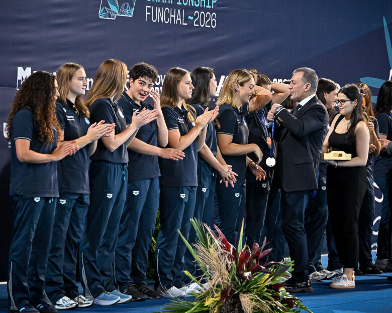 Η απονομή του χάλκινου μεταλλίου στην Εθνική πόλο των γυναικών