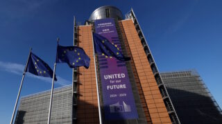 Σημαίες της Ευρωπαϊκής Ένωσης κυματίζουν έξω από την έδρα της Ευρωπαϊκής Επιτροπής στις Βρυξέλλες