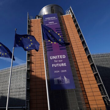 Σημαίες της Ευρωπαϊκής Ένωσης κυματίζουν έξω από την έδρα της Ευρωπαϊκής Επιτροπής στις Βρυξέλλες