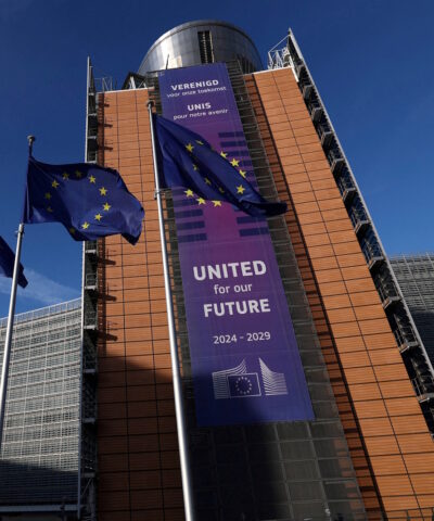 Σημαίες της Ευρωπαϊκής Ένωσης κυματίζουν έξω από την έδρα της Ευρωπαϊκής Επιτροπής στις Βρυξέλλες