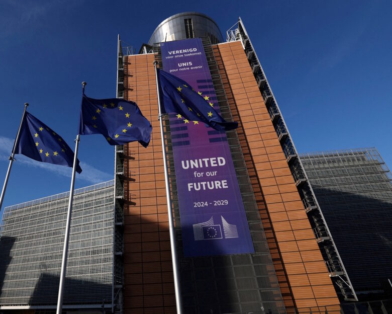 Σημαίες της Ευρωπαϊκής Ένωσης κυματίζουν έξω από την έδρα της Ευρωπαϊκής Επιτροπής στις Βρυξέλλες