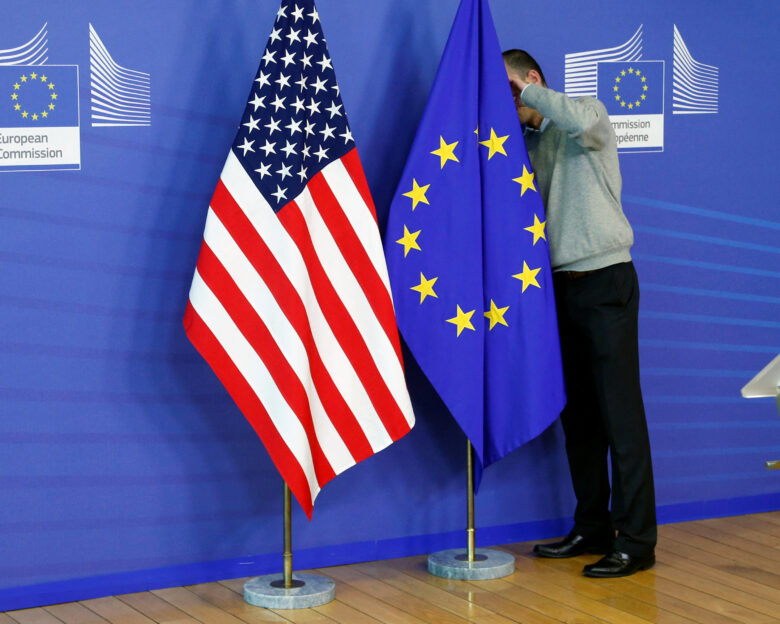 Σημαίες ΕΕ και ΗΠΑ στην έδρα της Κομισιόν στις Βρυξέλλες
