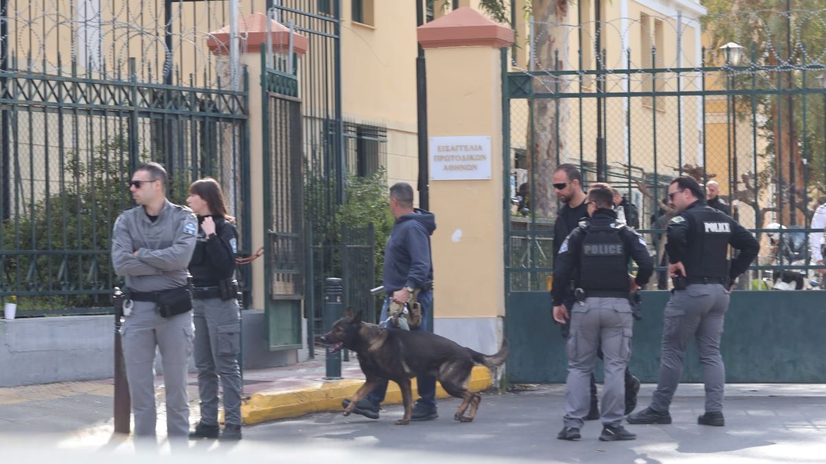 Τηλεφώνημα για βόμβα στην Ευελπίδων