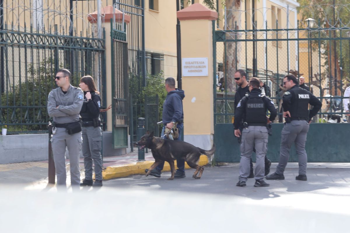 Τηλεφώνημα για βόμβα στην Ευελπίδων