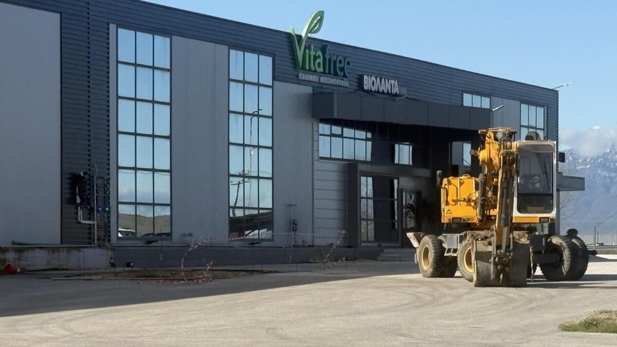 Βαριά μηχανήματα στο εργοστάσιο Vitafree
