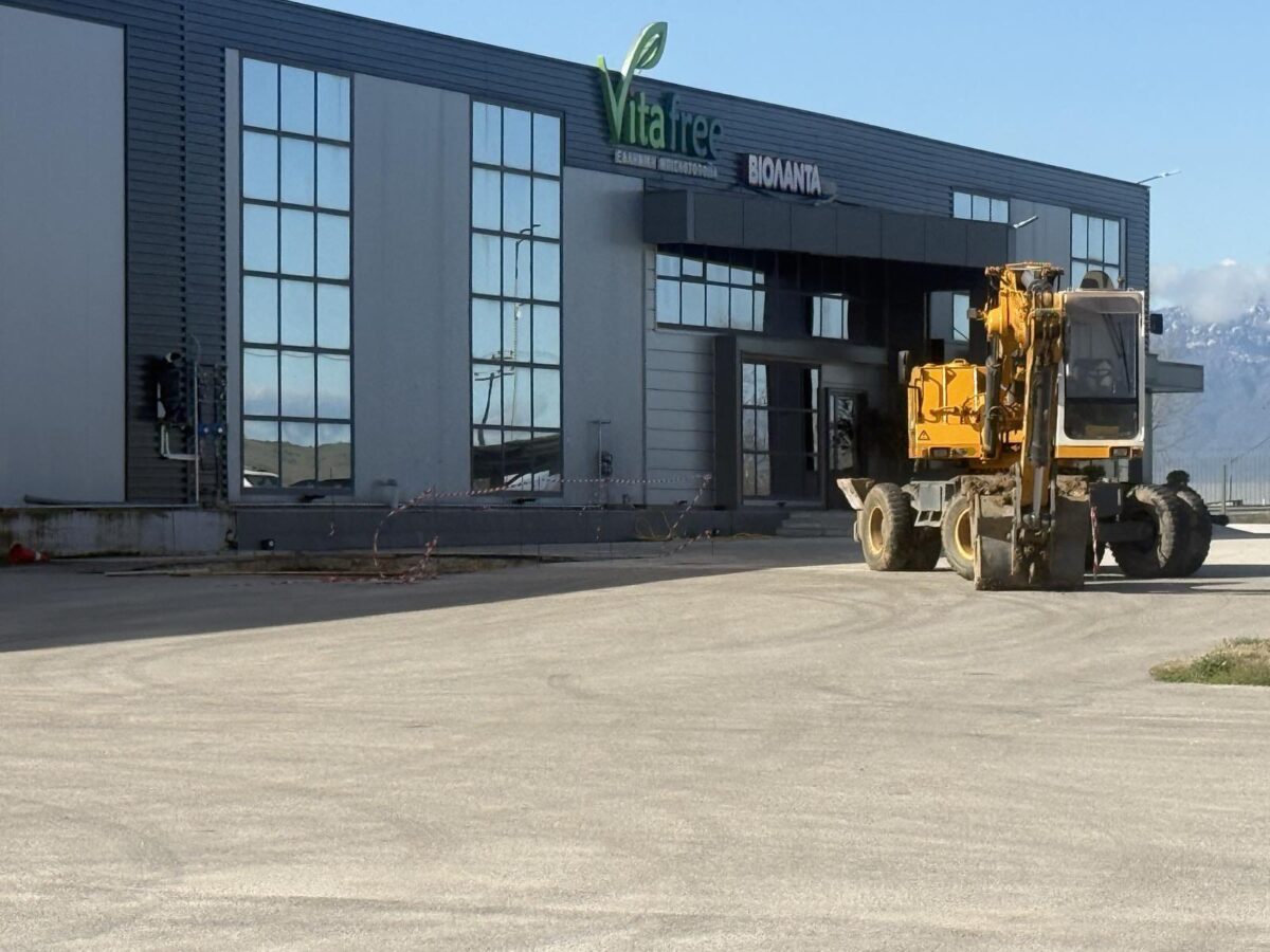 Βαριά μηχανήματα στο εργοστάσιο Vitafree